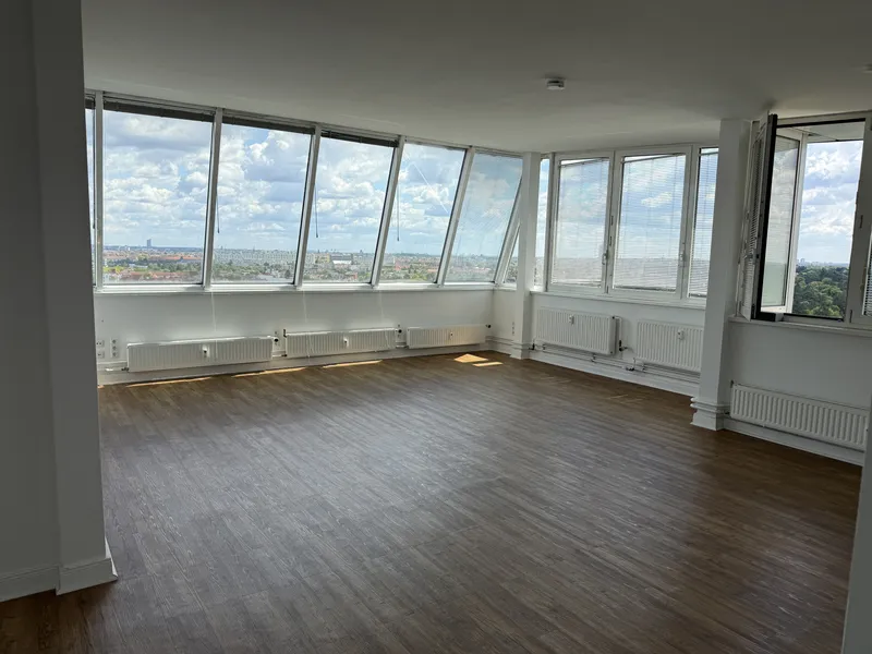 !! Atemberaubendes Penthouse mit Panoramablick im historischen Berliner Hochhaus — photo 1